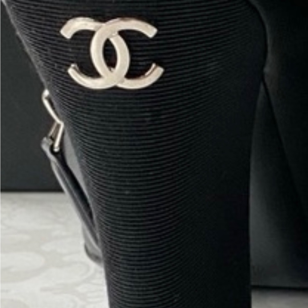 CHANEL - Picture 5 of 7